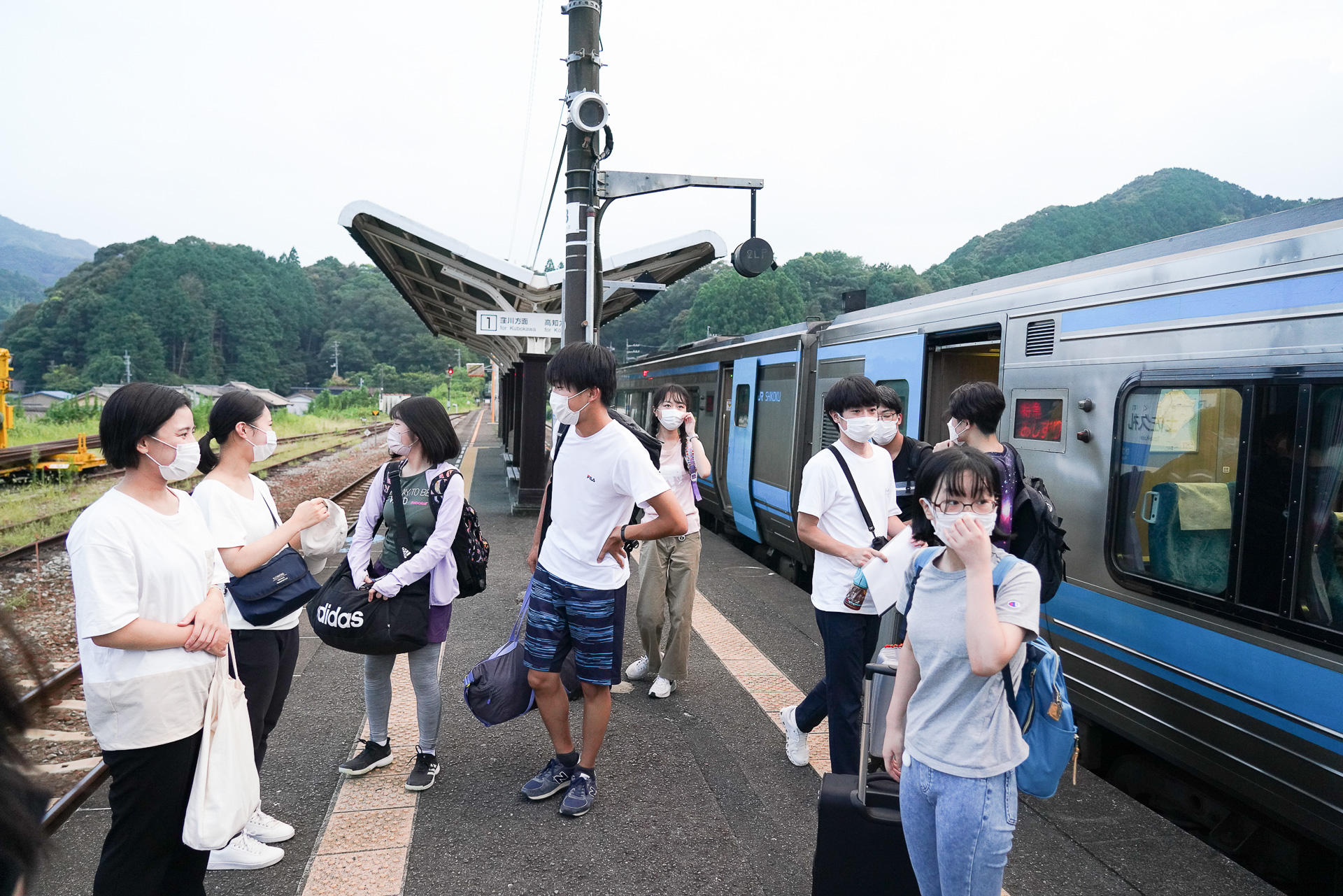 土佐久礼駅で降りる。終点ではないので全員揃って降りたか注意