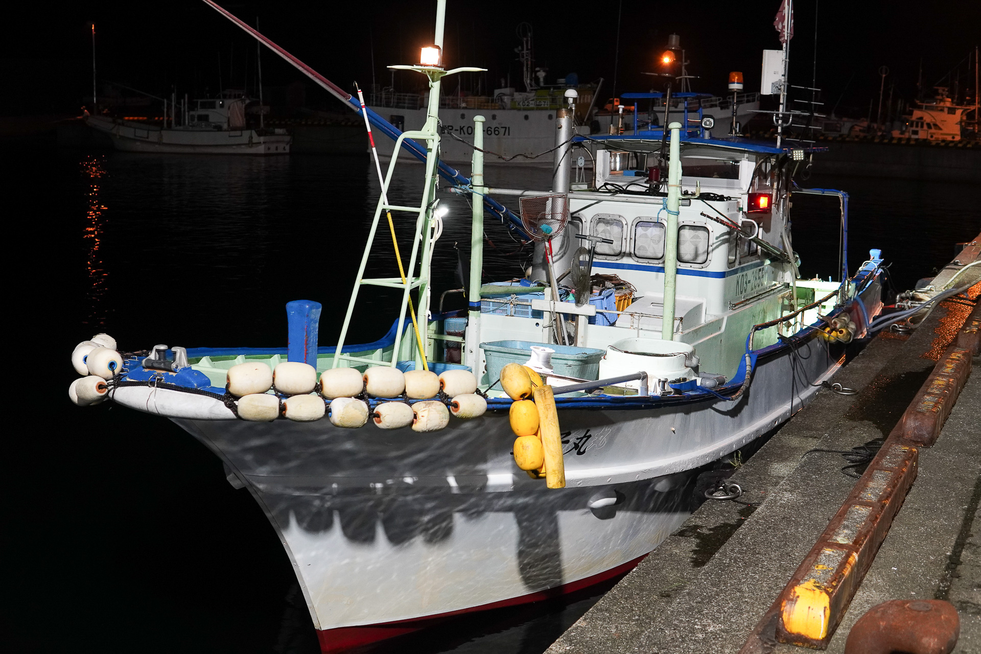 早朝から漁に向かう船に同乗する。メジカを狙う「正子丸」。まだ周囲は真っ暗