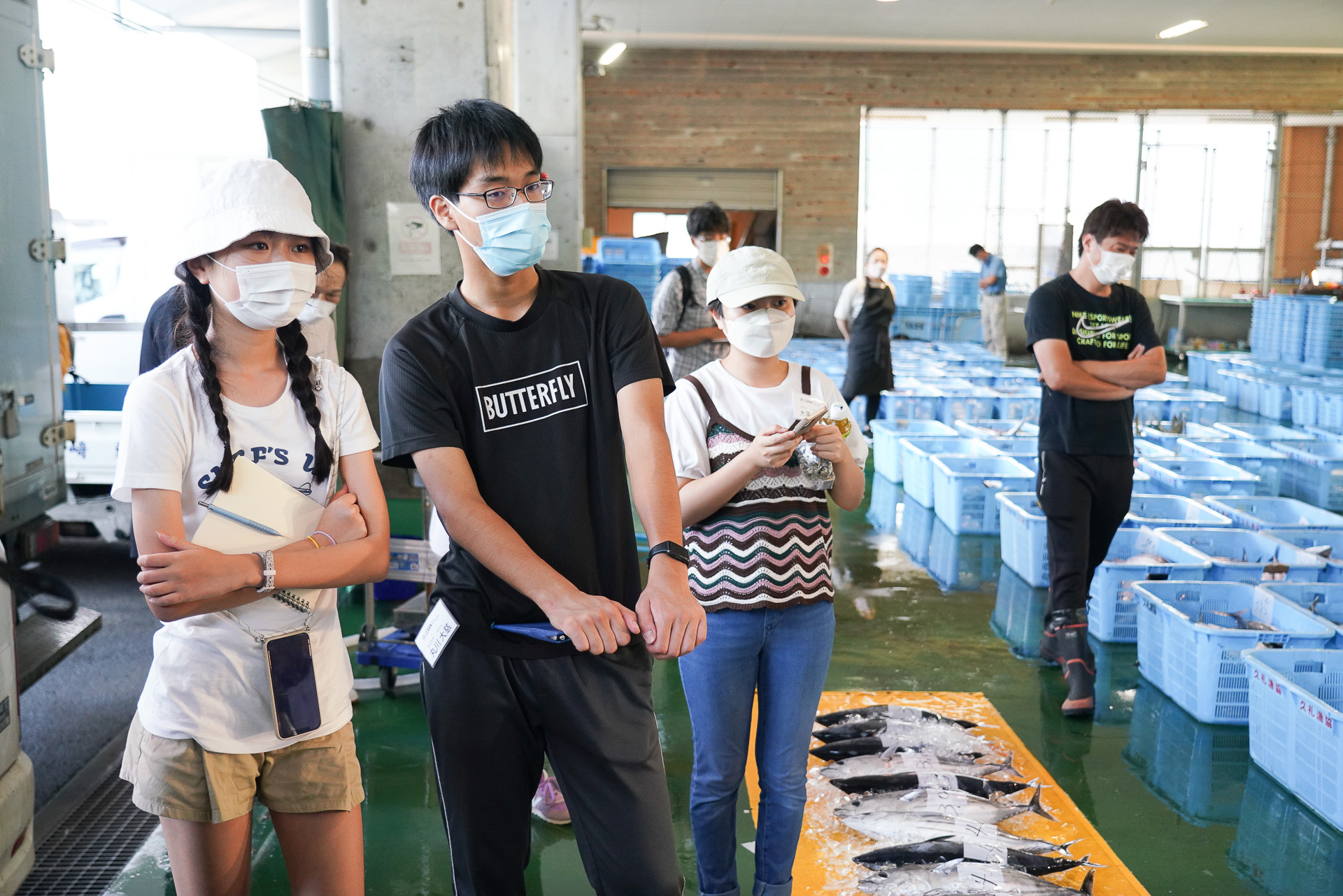 生徒たちも競りを見学