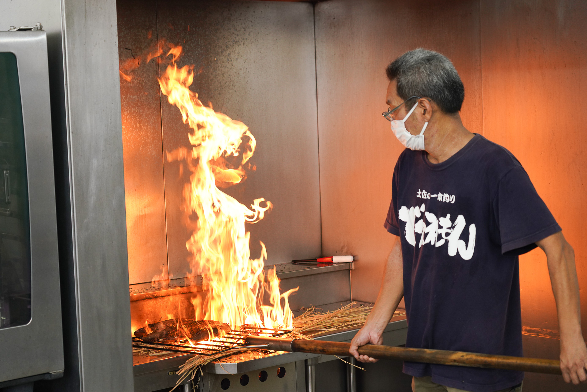 豪快な炎でわら焼きのタタキを作るブースを見学