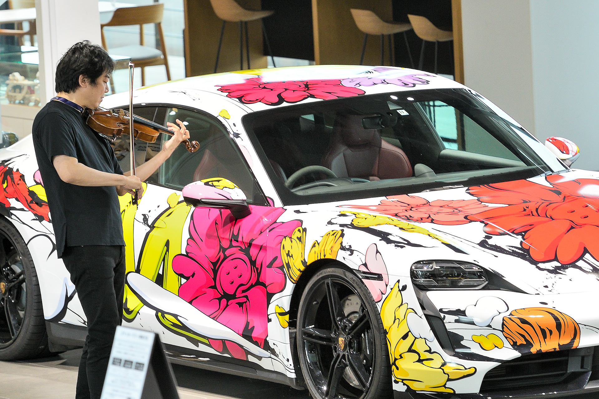 近藤薫さんがサプライズでバイオリンを演奏。一緒のクルマはタイカン Soul Canvas。アーティストShun Sudoとコラボレーションした特別車