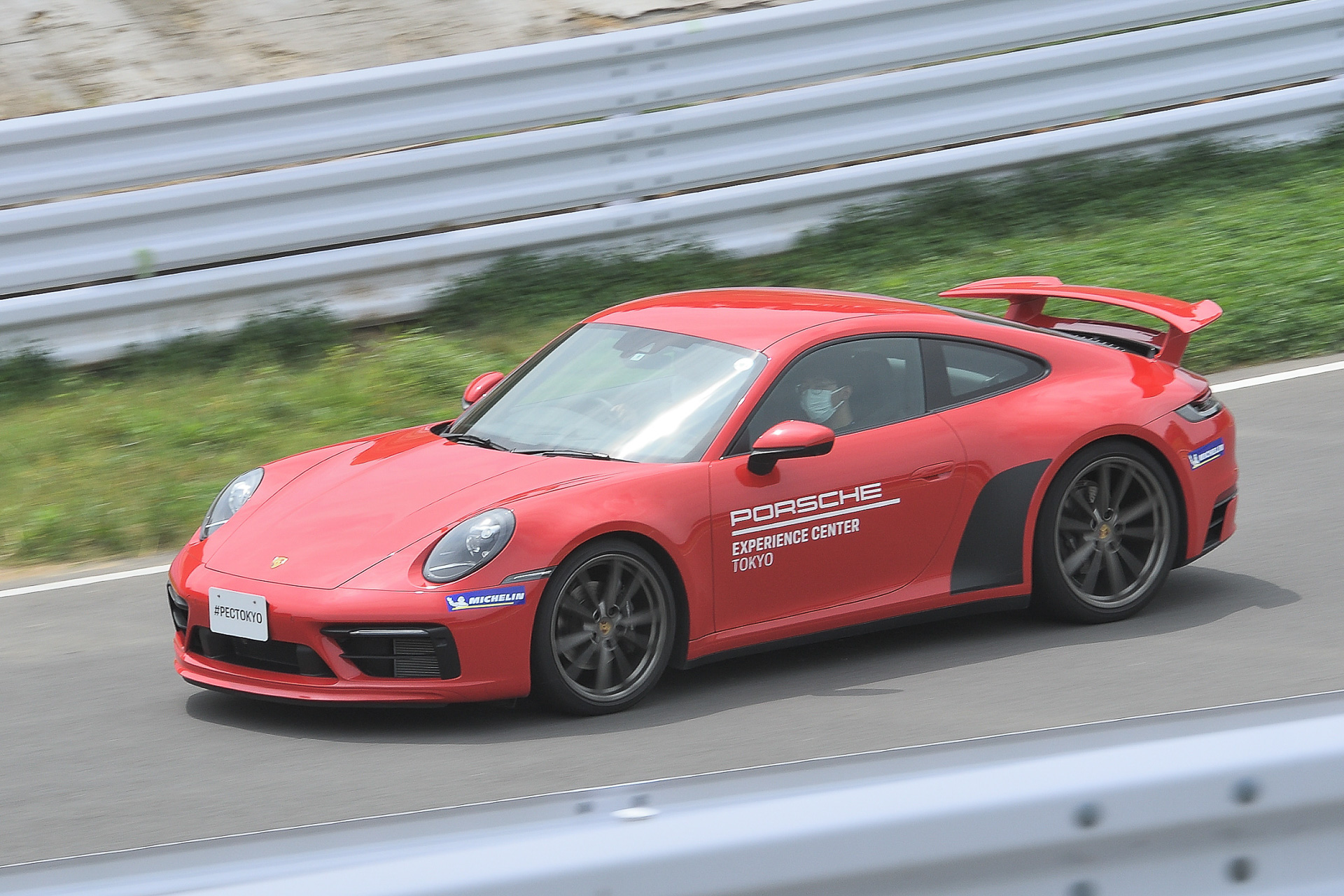 コースを走行中。911カレラGTS