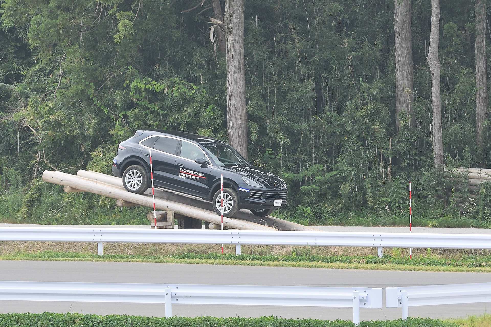 シーソーのような施設も。カイエンで走破