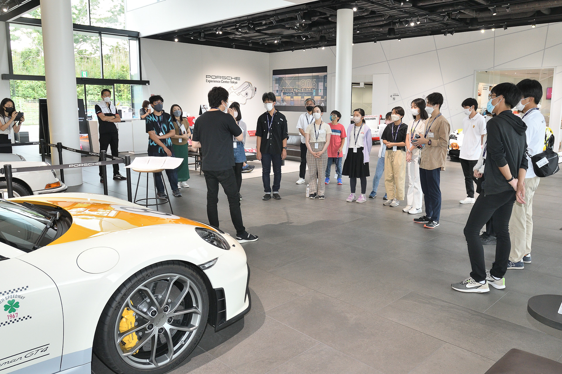 生徒たちにバッハについて説明する近藤さん