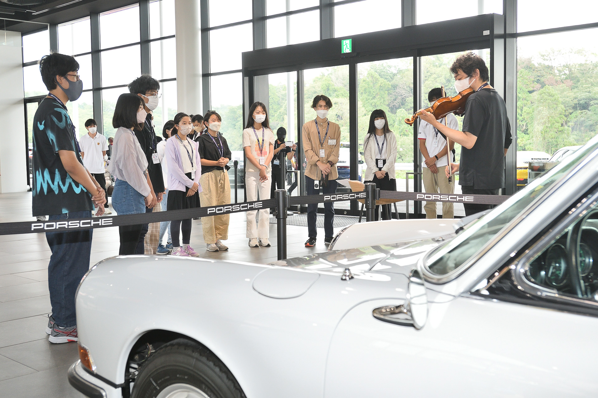 ポルシェの前でバッハのフーガの演奏が始まる