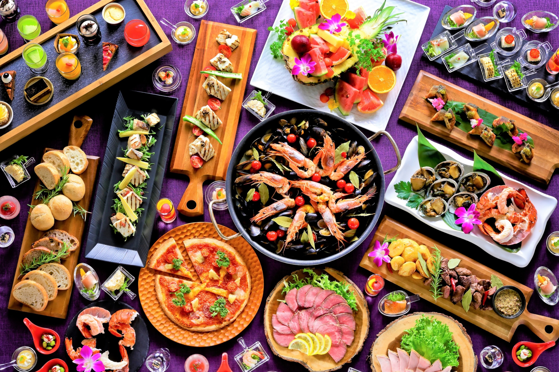 1位「ブランシェット南紀白浜」のビュッフェレストラン。併設するライブキッチンでは板前が目の前で握る寿司や希少価値の高い熊野牛を鉄板焼きで提供