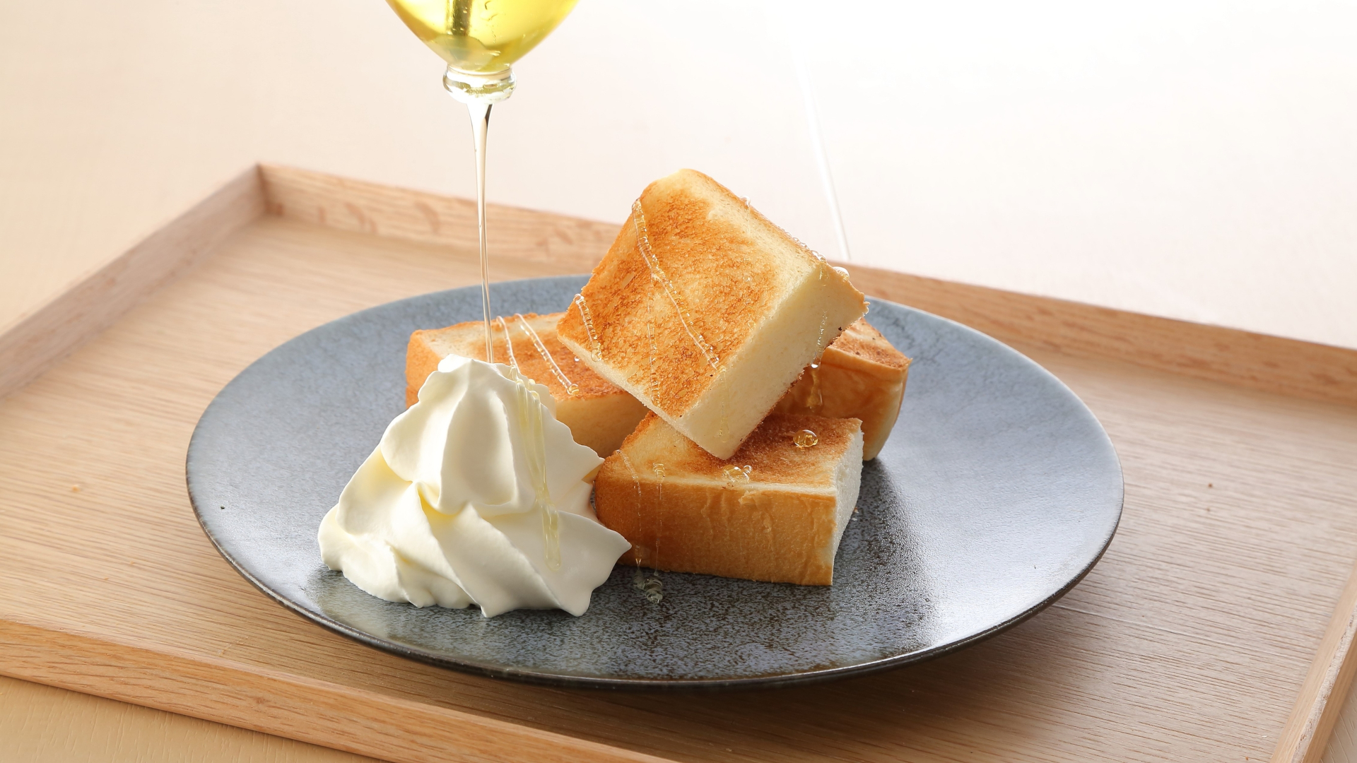 2位「ホテルビナリオ梅田」では神戸ビーフ入りカレー、なにわの肉吸い、大阪発祥「高匠」の食パン、たこ焼きなどの関西名物を楽しめる