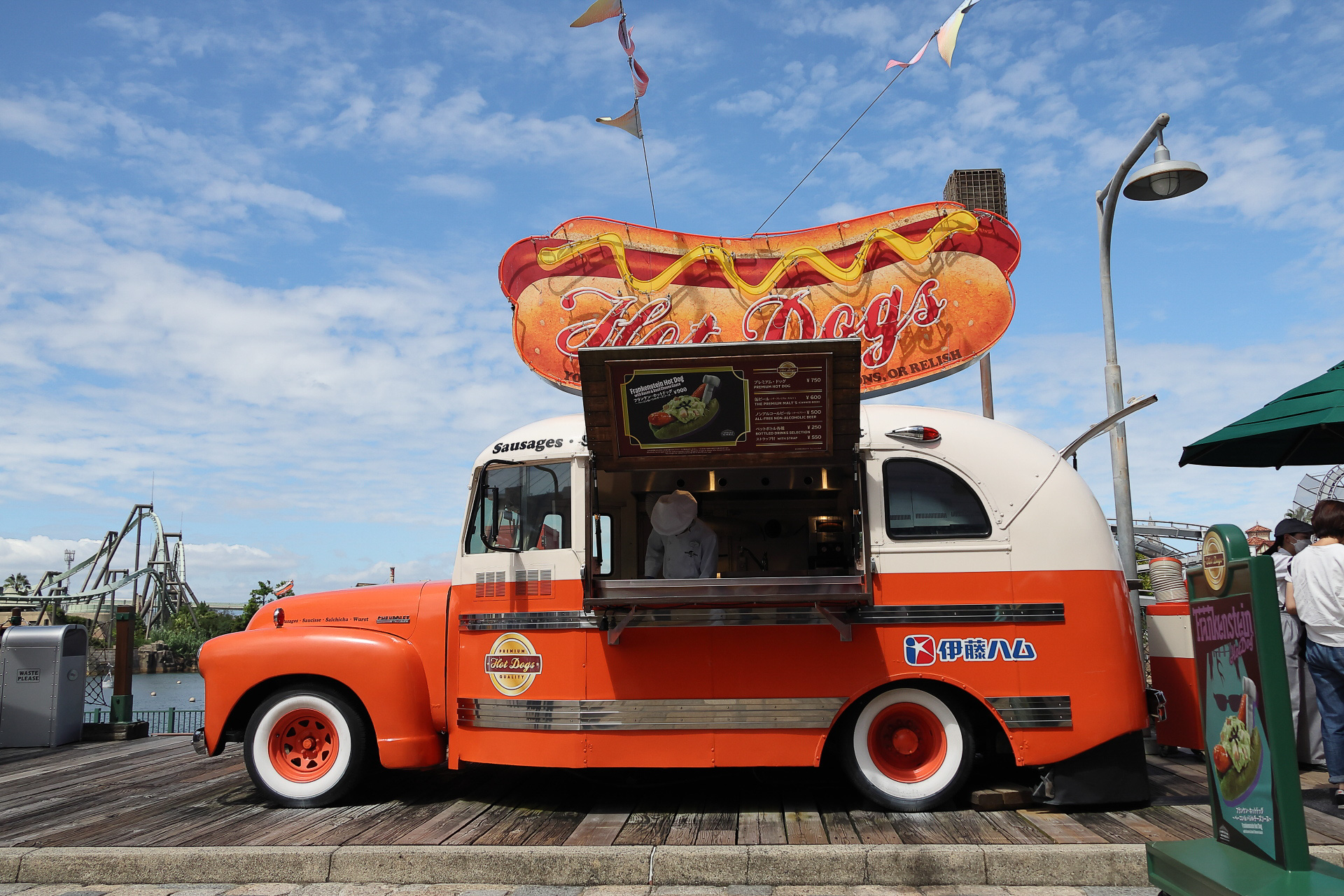 オレンジツートンのホッドドッグ販売車がアメリカンな雰囲気（NO LIMIT! マーケット）