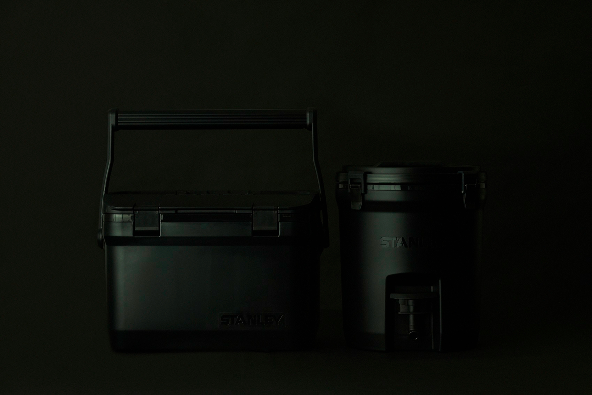 オールブラックに統一したクーラーボックスとウォータージャグが新登場