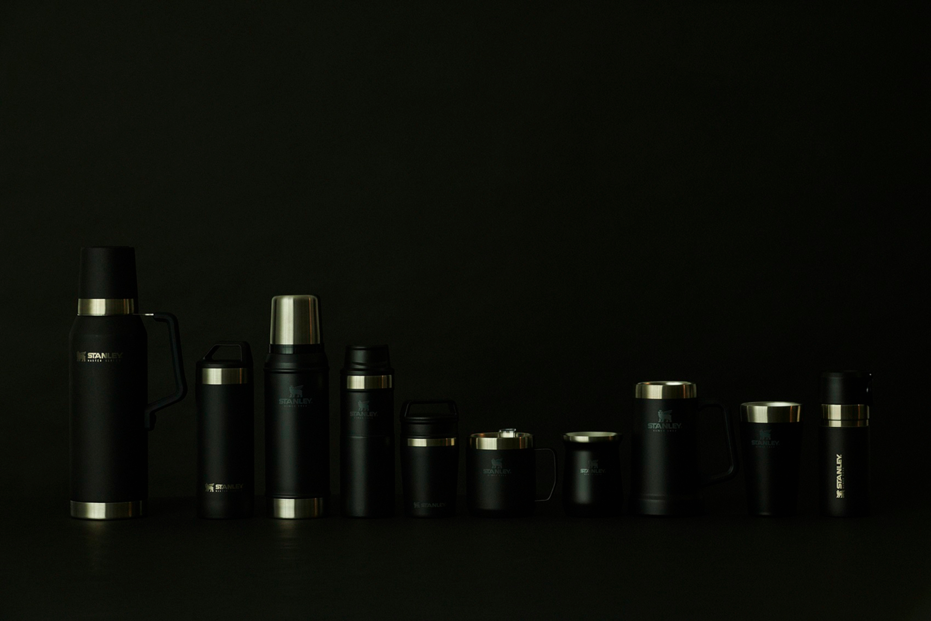 左から「マスター真空ボトル 1.3L」「マスター真空マグ 0.53L」「クラシック真空ボトル 0.75L」「クラシック真空ワンハンドマグ2 0.47L」「真空マグ 0.23L」「クラシック真空マグ 0.35L」「クラシック真空タンブラー 0.23」「真空ジョッキ 0.7L」「スタッキング真空パイント 0.47L」「ゴー真空ボトル 0.47L」