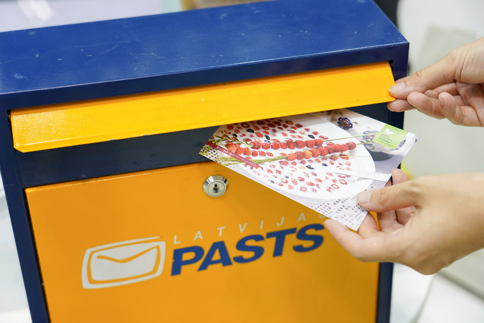 その場で書いた絵はがきがラトビアから届くバルト三国合同ブース