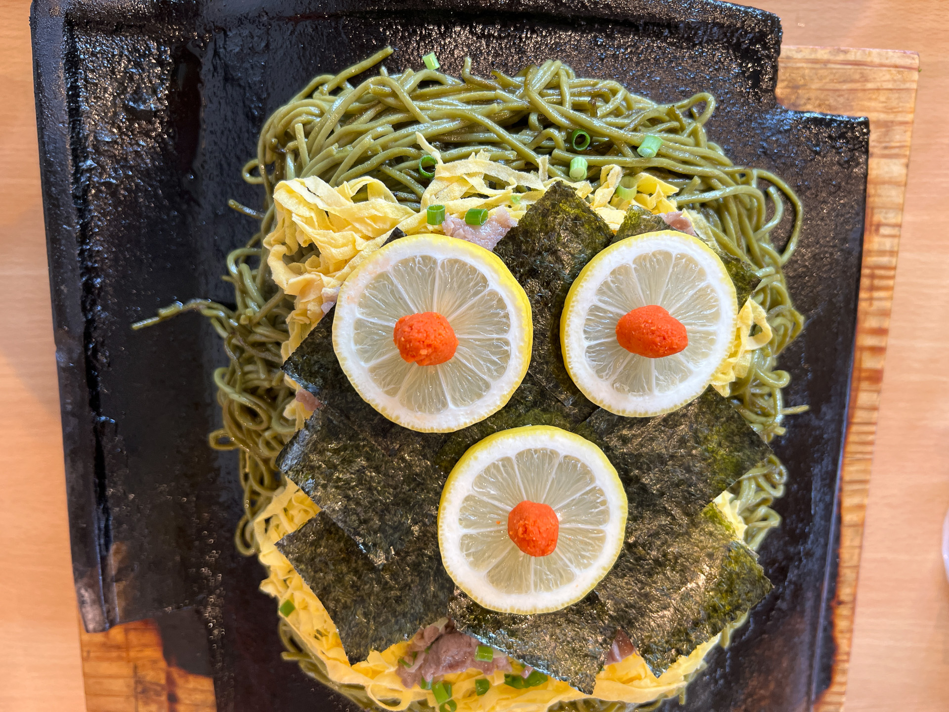 たかせの瓦そば、本物の瓦の上に茶そばがのっています