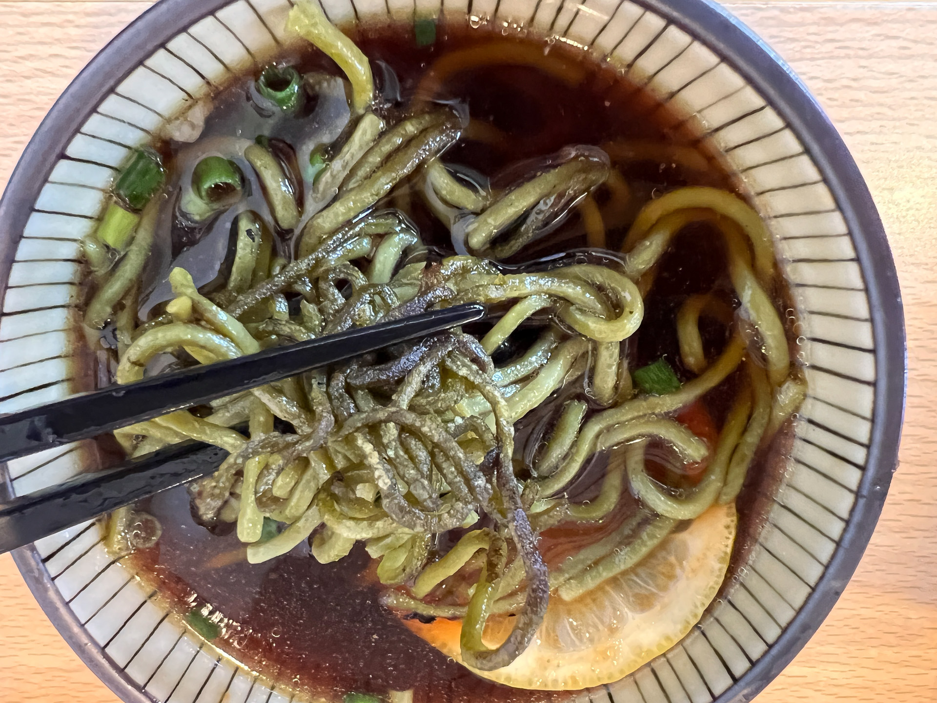 少し時間が経ってパリパリになったおそばがまた美味い！