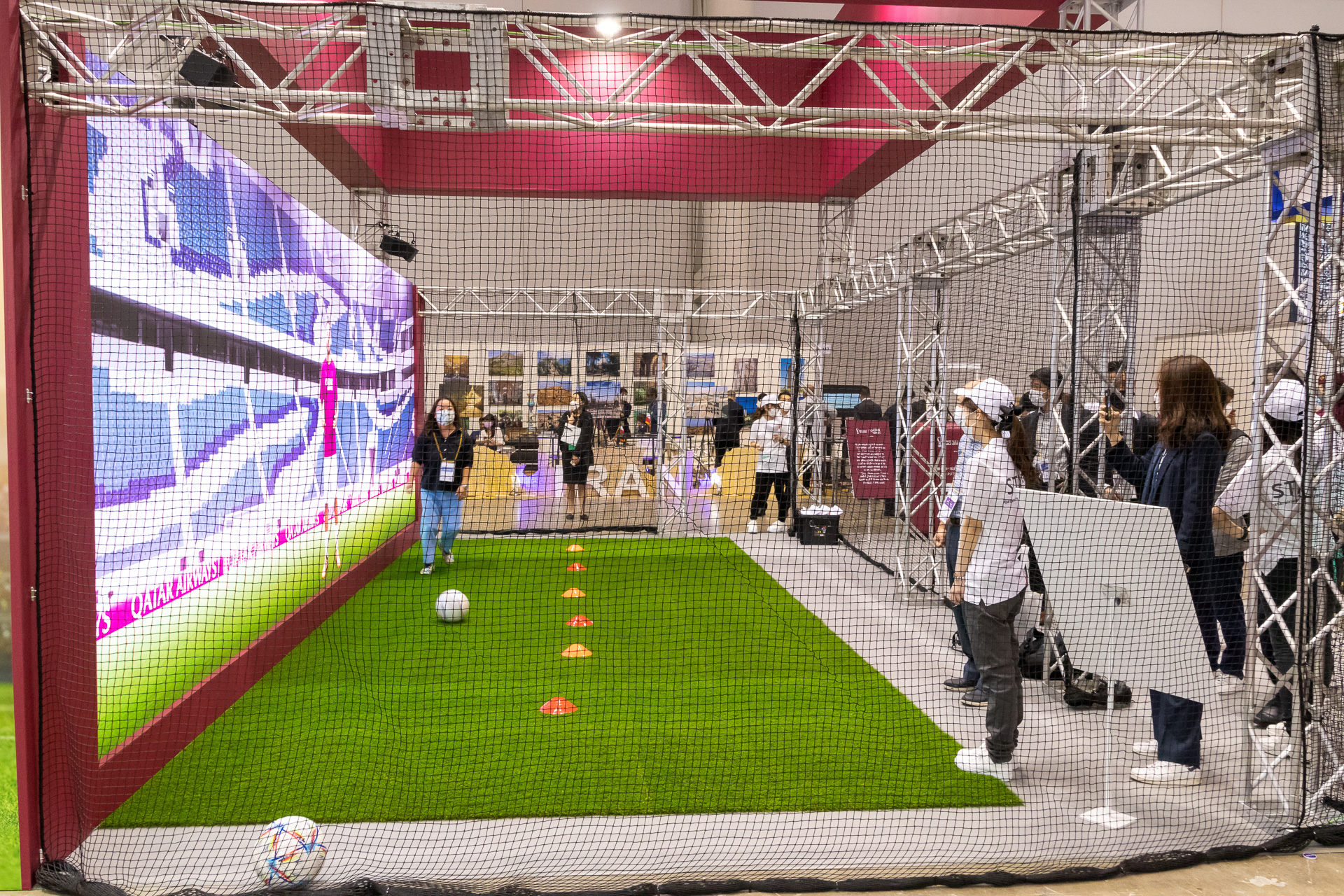 ブース内には選手と競えるミニゲームが用意されている