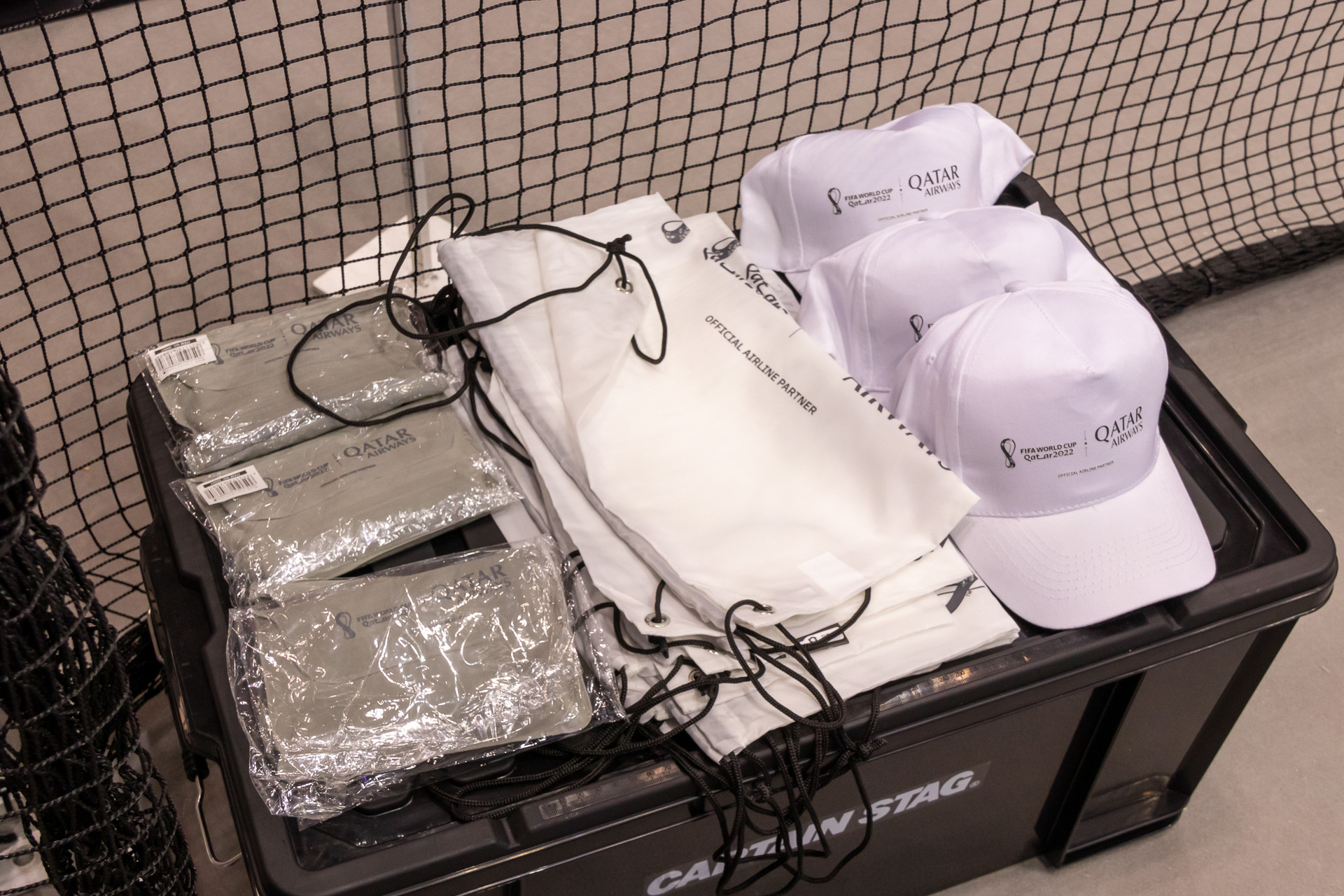 ミニゲームの参加賞として、キャップ、バッグ、ネックピローのどれか一つを選べる