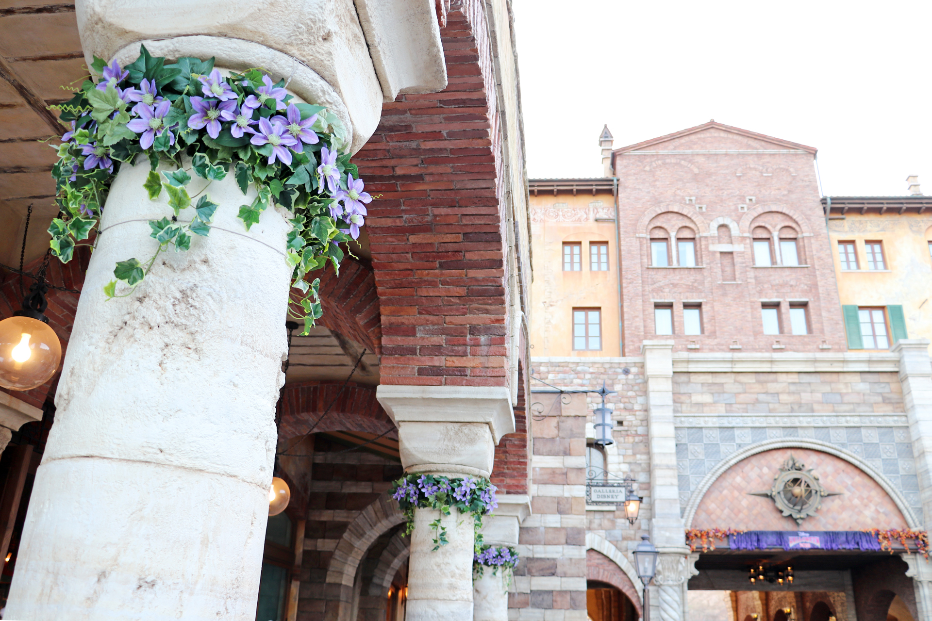 エントランス付近にもリーナ・ベルの登場を祝うデコレーションが施されている