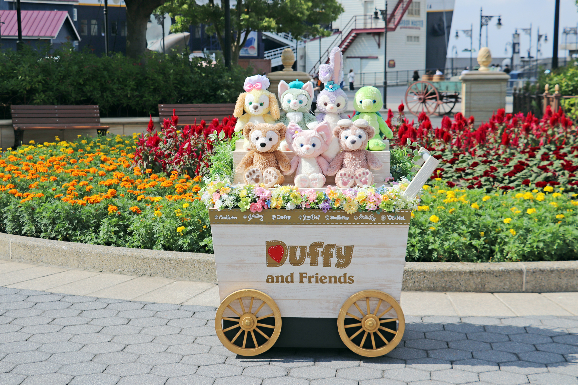 ウォーターフロントパークの花畑前にダッフィーと仲間たちが勢ぞろいしたフォトスポットが登場