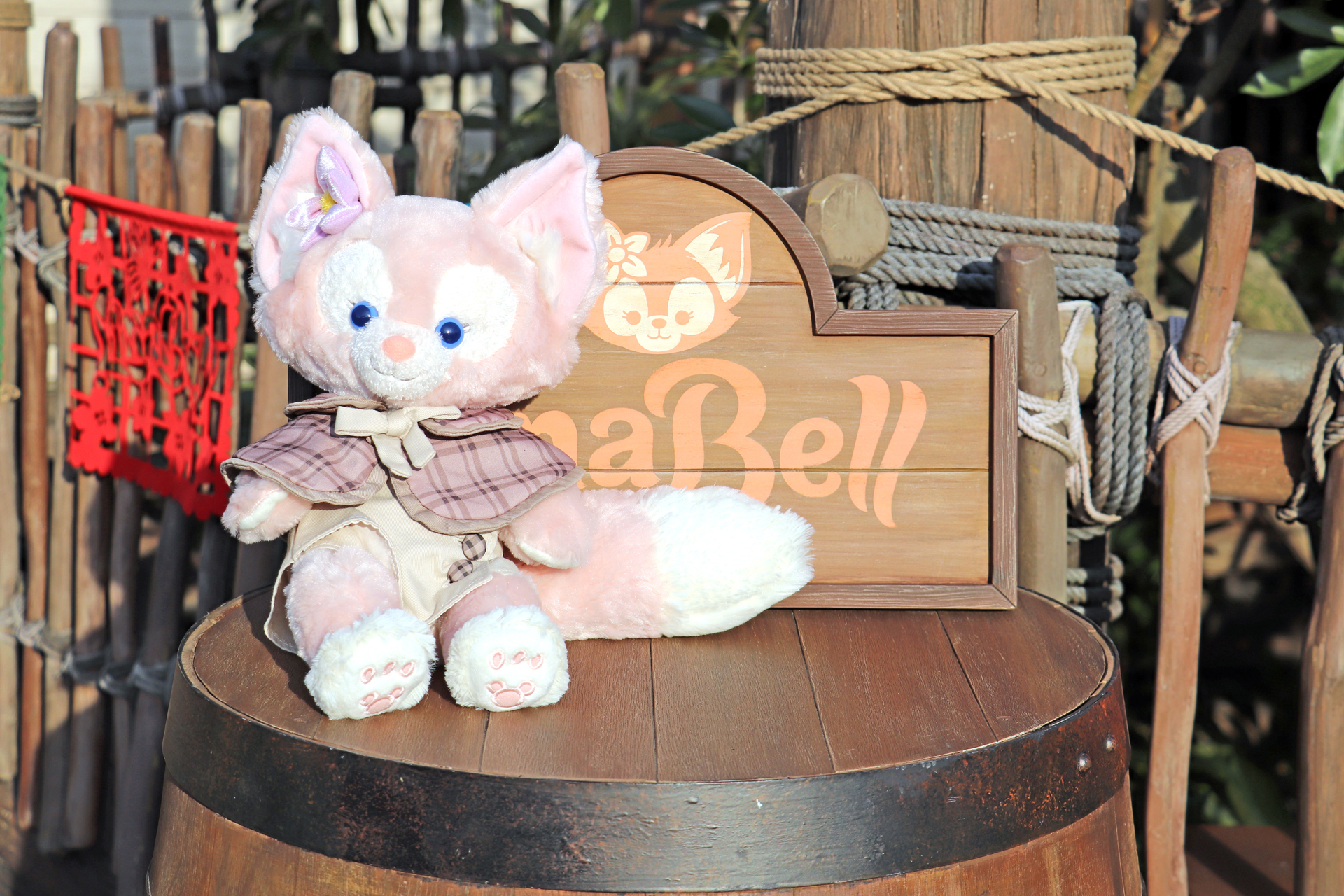 ロストリバーアウトフィッターの前の樽の上は、リーナ・ベル用フォトスポットに