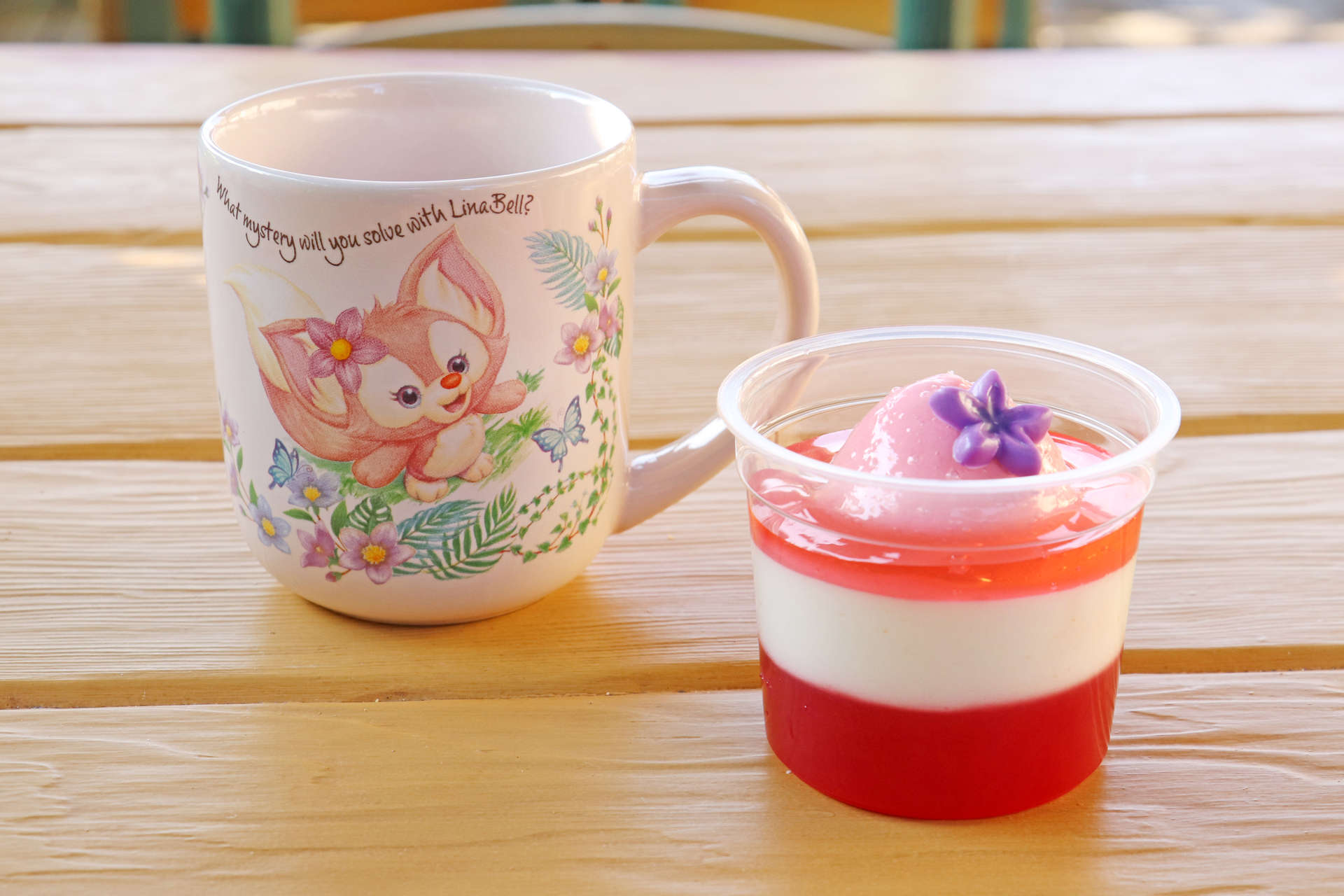 香り高いゼリーが楽しめる「ライチームース＆ラズベリーゼリー」（420円）。スーベニアカップ付きはプラス570円