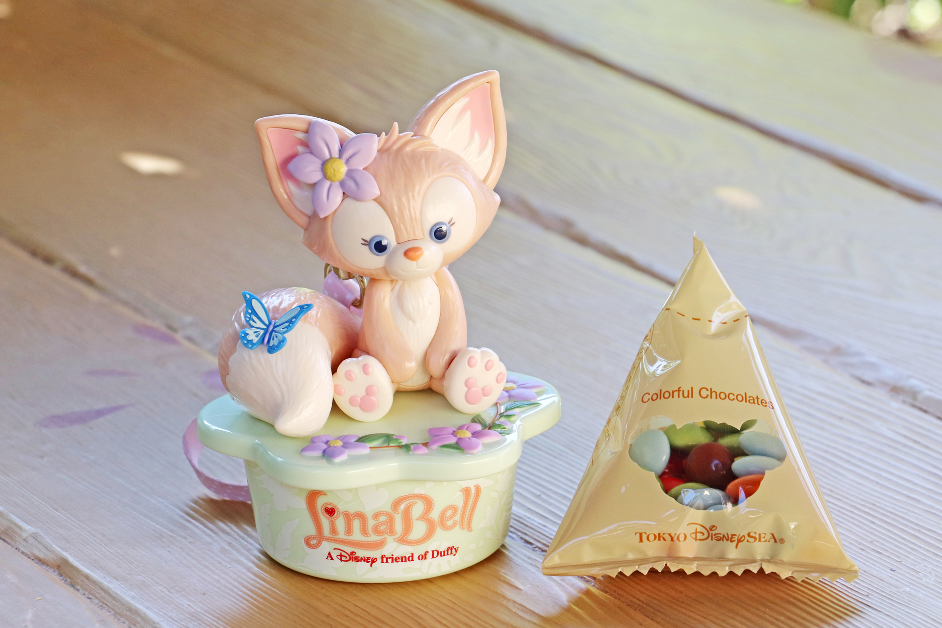リーナ・ベルがちょこんと座る「カラフルチョコレート、ミニスナックケース付き」（1200円）