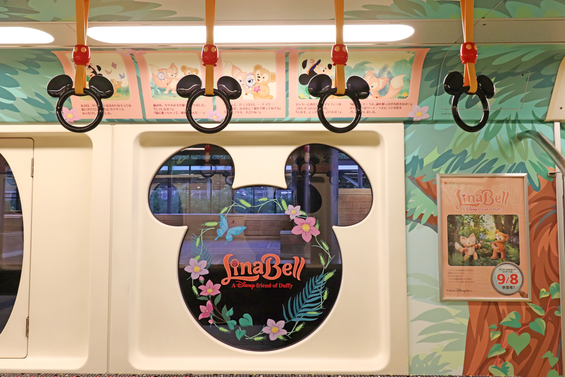 座席の上には2人の出会いが描かれたストーリーが。車窓もボタニカルなデザイン