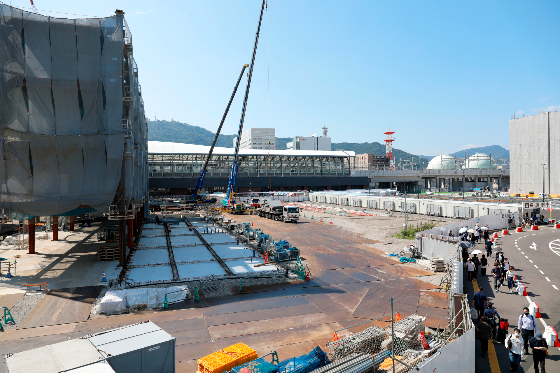 国道202号線の西側にある高架広場から、西九州新幹線の長崎駅を望んだ様子。国道と駅は直線距離で150mほど離れている。なお、この東側の出入口は「かもめ口」と呼ばれることになった。反対側の、出島メッセに面する西側は「いなさ口」だ