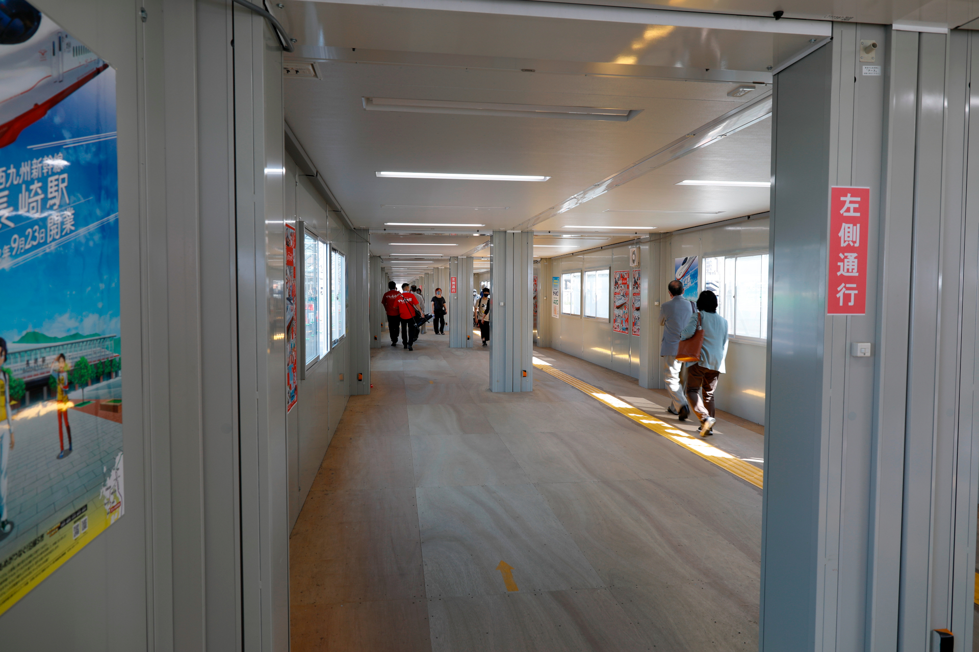 駅に向かう通路のうち、新しくできた交通広場の南側に隣接する部分は囲われており、風雨の影響を避けられる