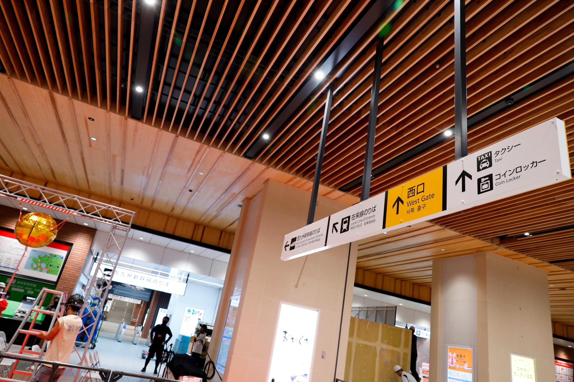 かもめ口から駅に入ると、手前側に新幹線の改札口がある。こちらの写真は式典前に撮影したためくす玉が掲げられている