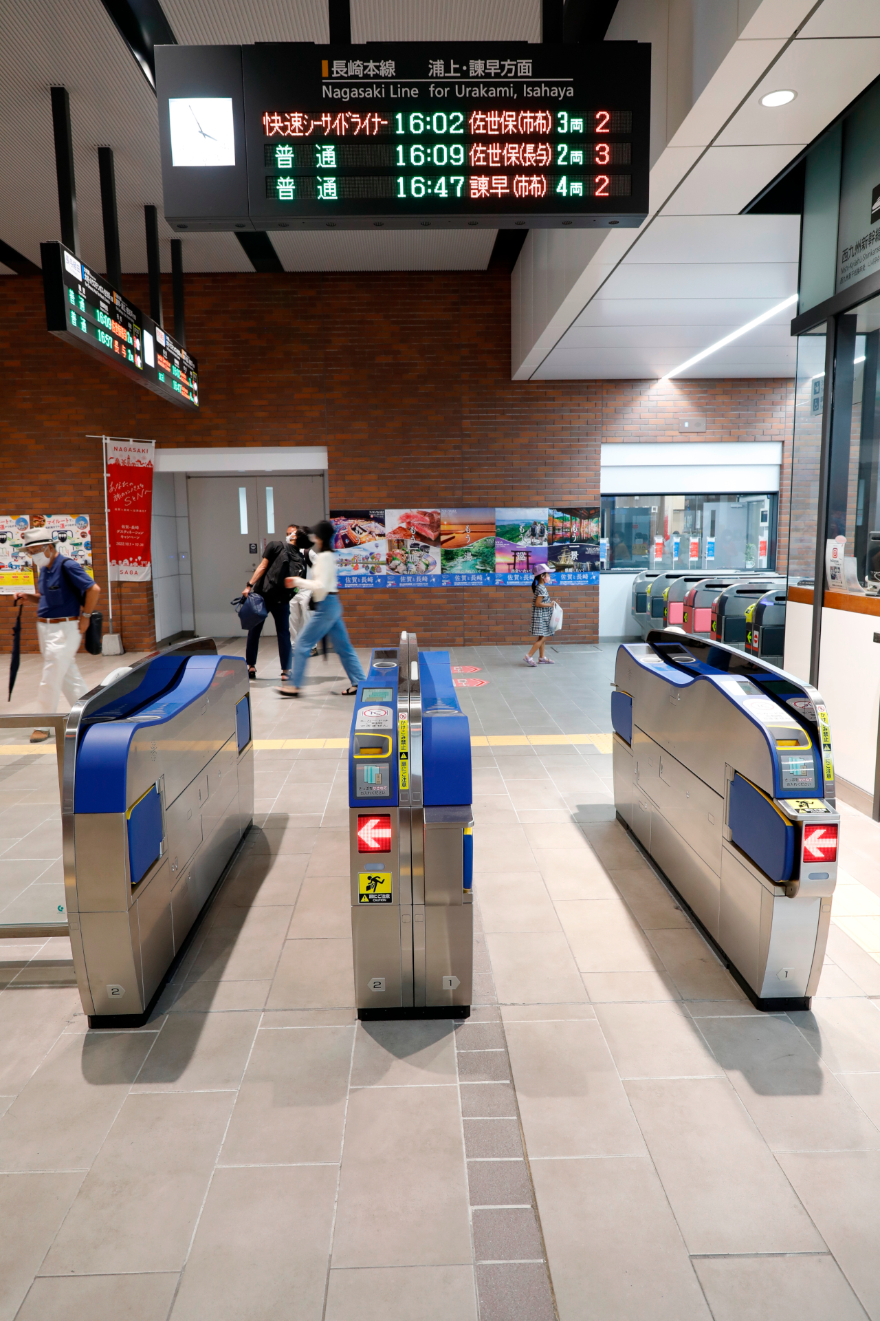 在来線と新幹線を乗り継ぐ場合は、乗換改札を通る。これは新幹線側から見た様子