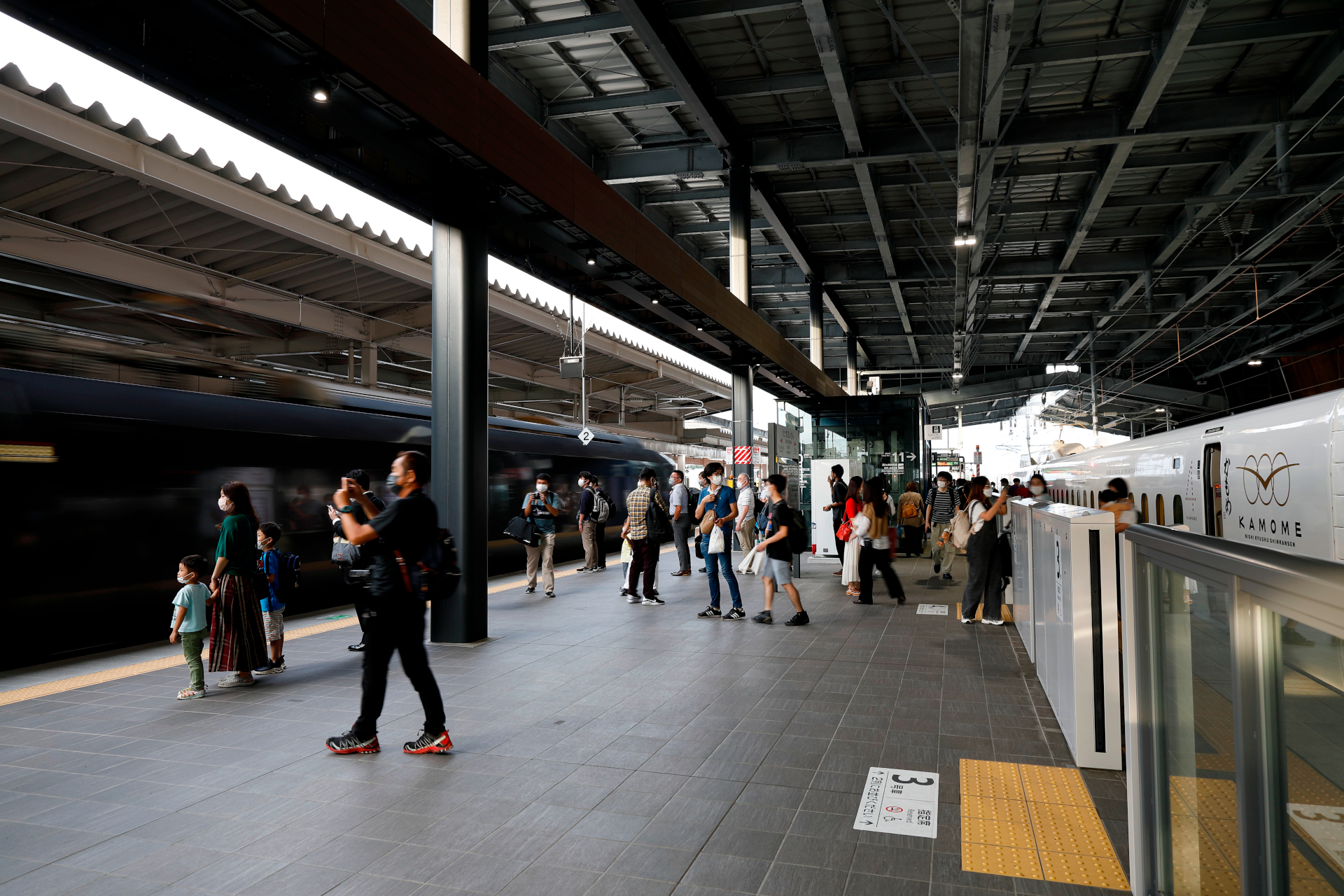 「かもめ88号」（右）が到着して乗客がホームに出てきたところに「リレーかもめ88号」（左）が到着