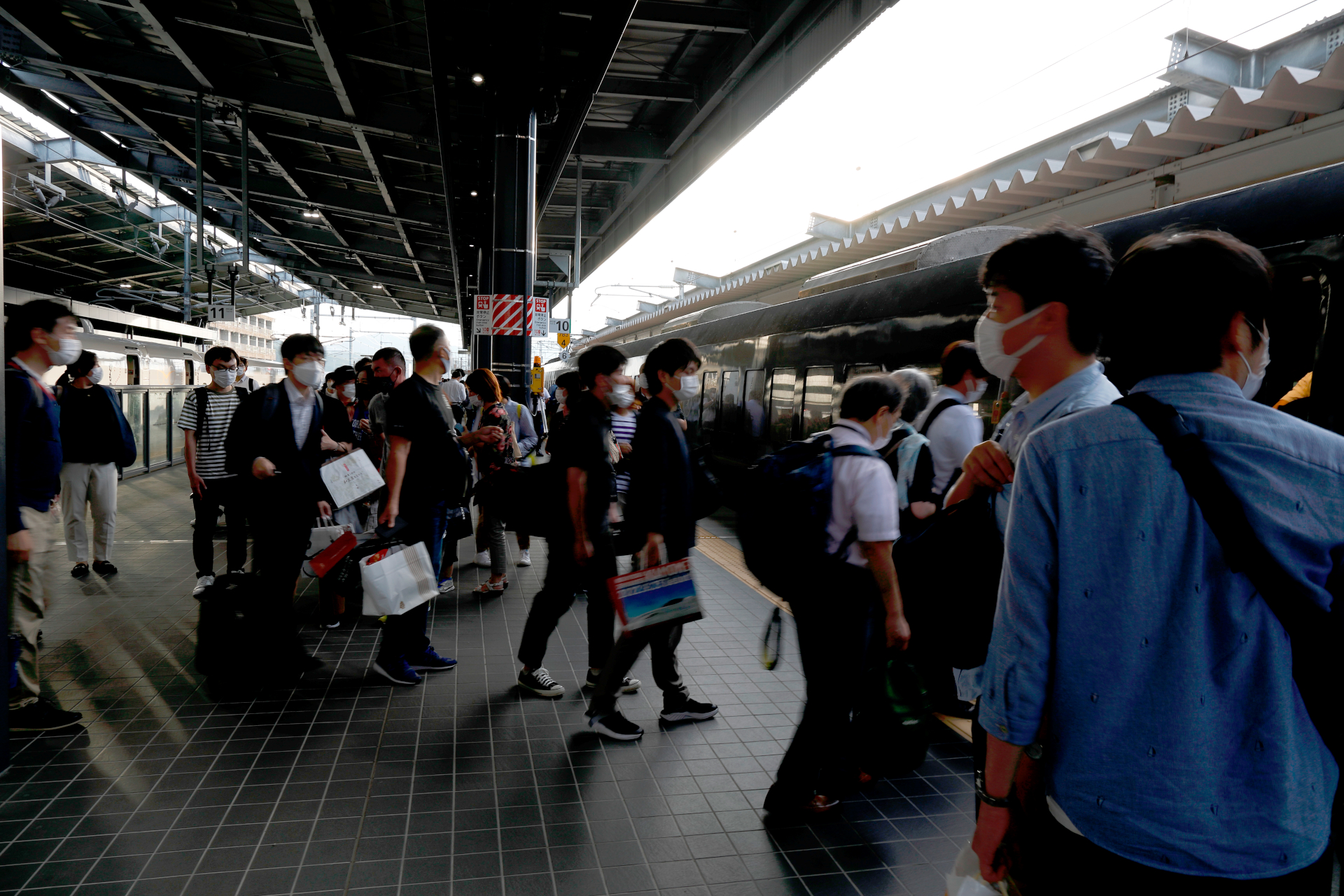 「リレーかもめ88号」が到着すると、待っていた乗客が次々に乗り込んでいく