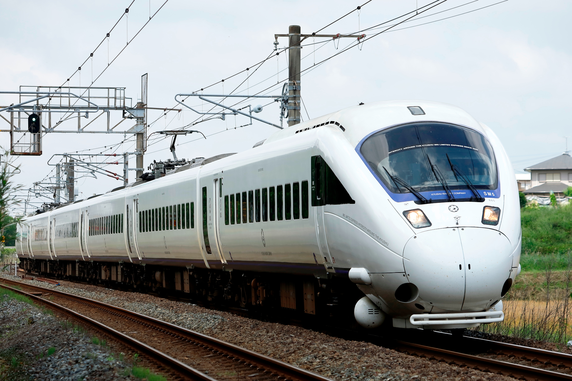 もうひとつが885系。カーブでも高速で走れるように工夫された振子電車