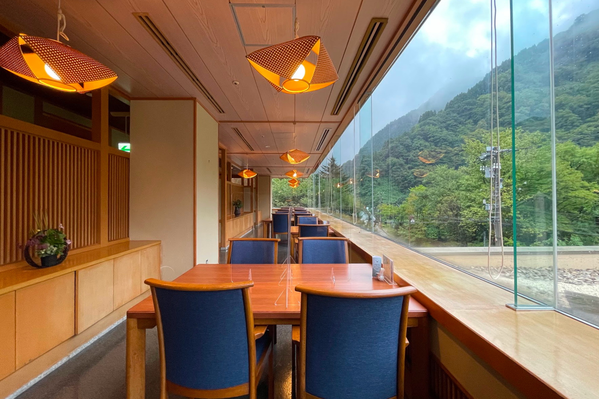 雄大な黒部峡谷を望む