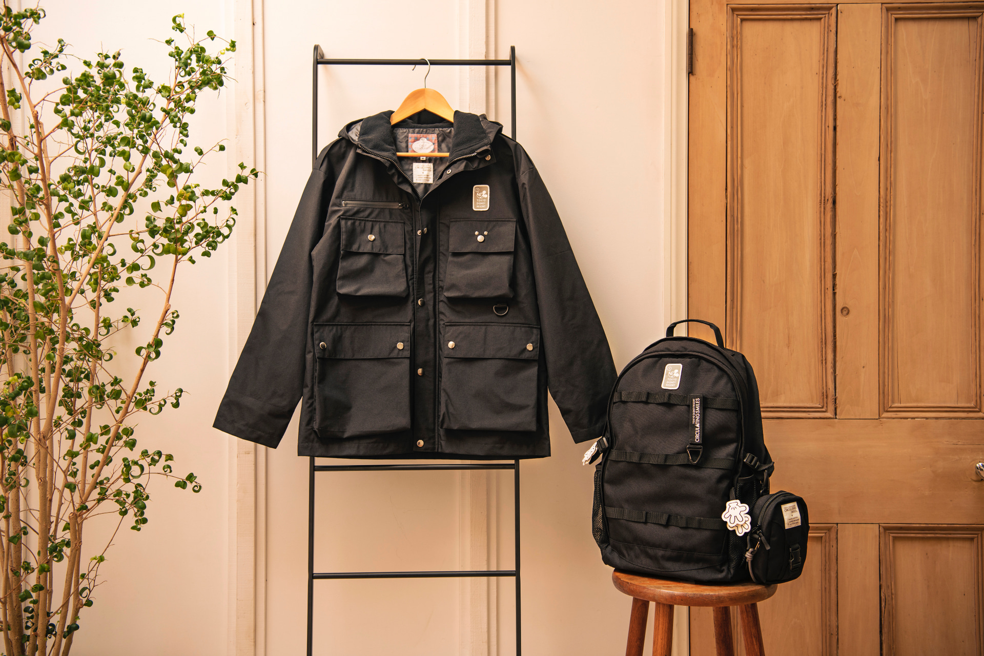 東京ディズニーリゾートはキャストのコスチュームをリサイクルしたアウターとリュックサックを発売する