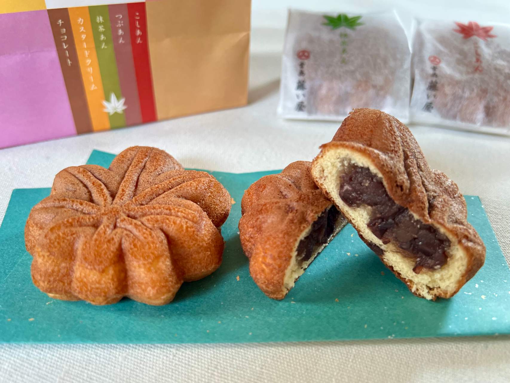 香りふくよかなカステラ生地に、こだわり素材で炊いたあんがぎっしり