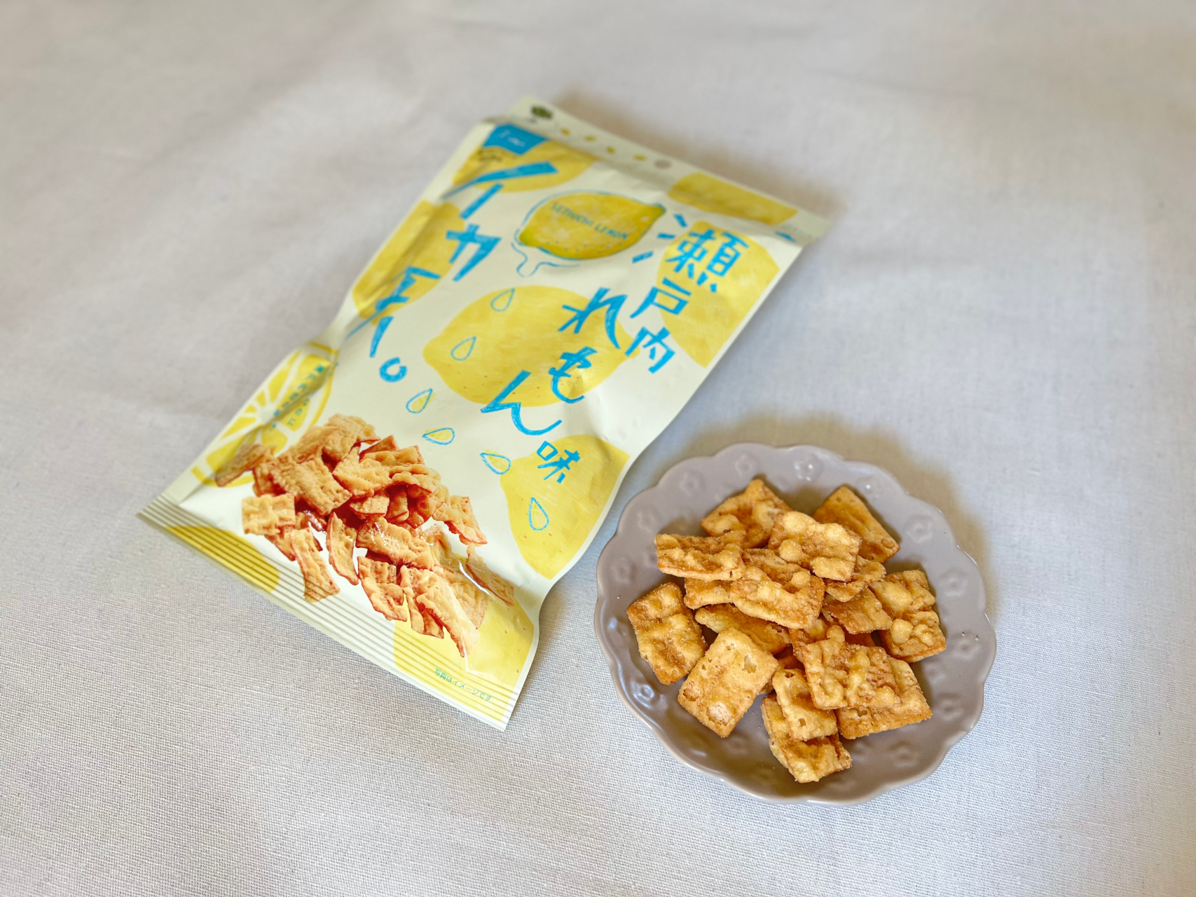 袋には保存しやすいチャック付き。女性や子供でも食べやすいようひと口サイズになっています