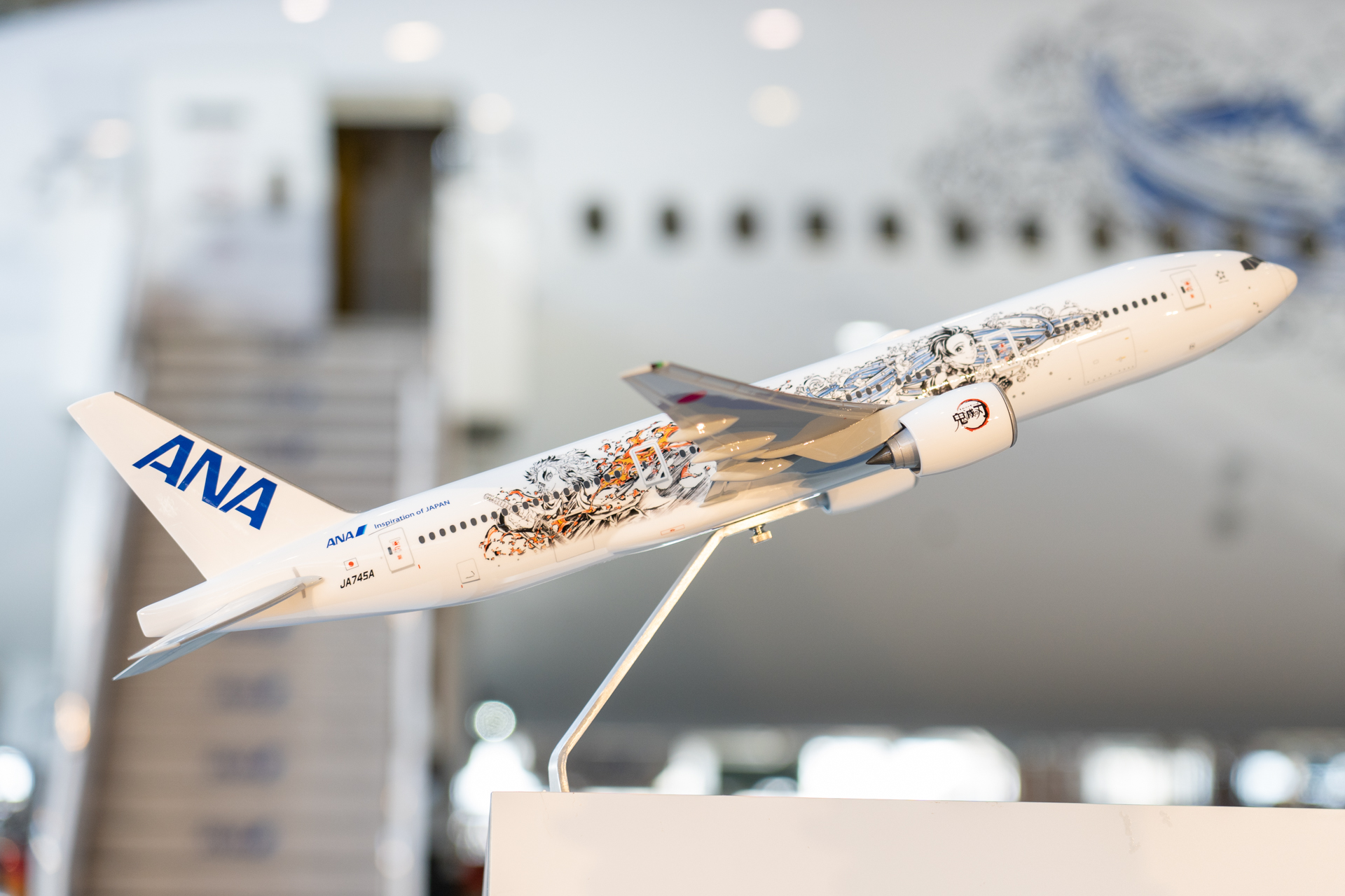 機体右側後方の煉獄さんが正面で撮れなかったので模型でご覧あれ。炎柱の炎がカッコいい