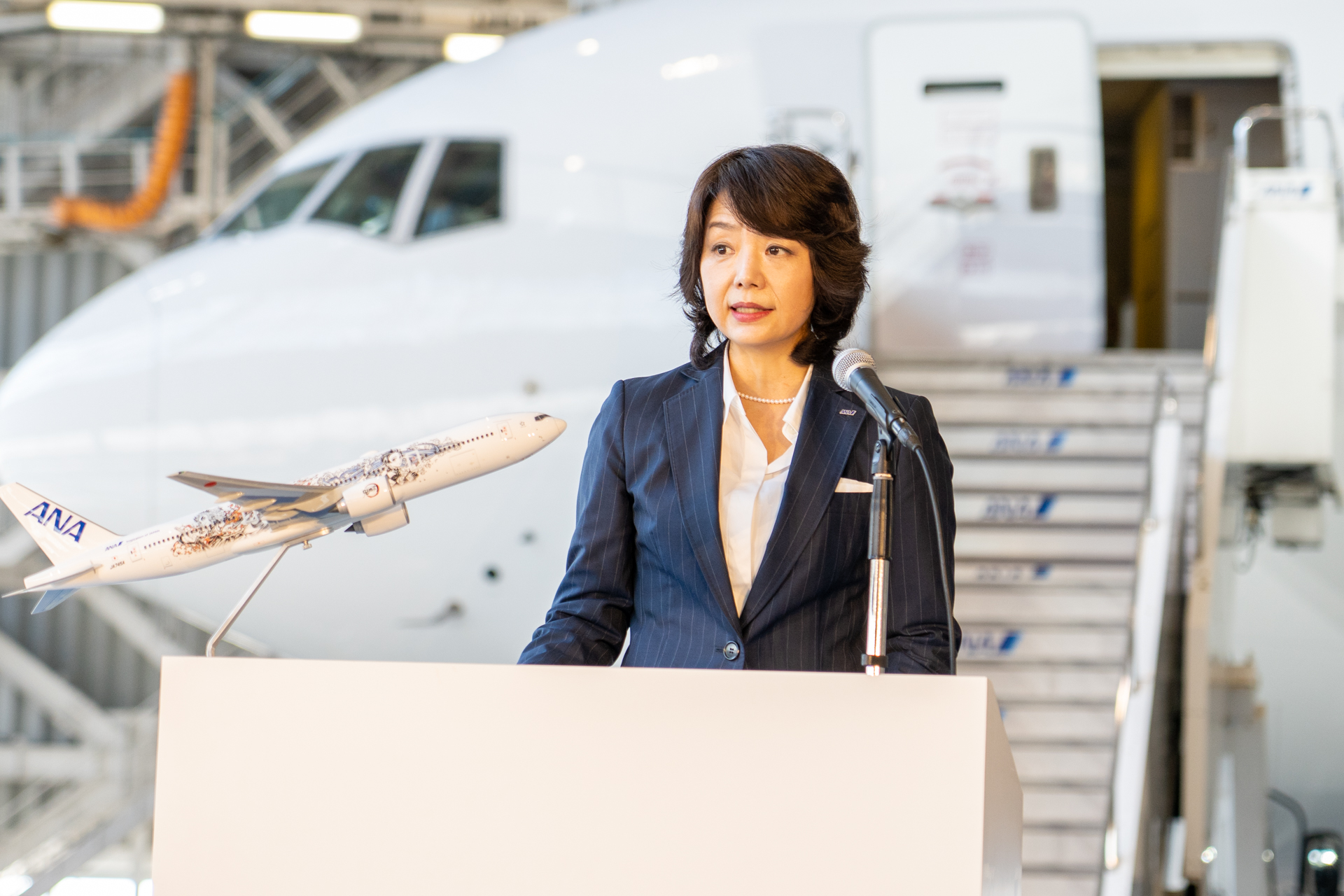 全日本空輸株式会社 取締役執行役員の矢澤潤子氏。イベント冒頭で「鬼滅の刃のキャラクターとともにさらに旅を楽しんでいただけたら。この秋からは全国旅行支援が始まる。皆さまがコロナ禍前のように制約なく気軽に旅行ができるようしっかり準備をしていきたい」と挨拶した