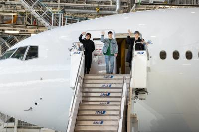 それぞれの名台詞を発したあとに機内から登場し手を振る花江夏樹さん、日野聡さん、小西克幸さん