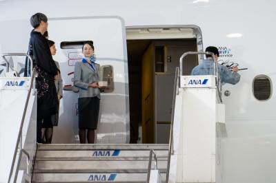 3人はその場で機体の入り口にサイン