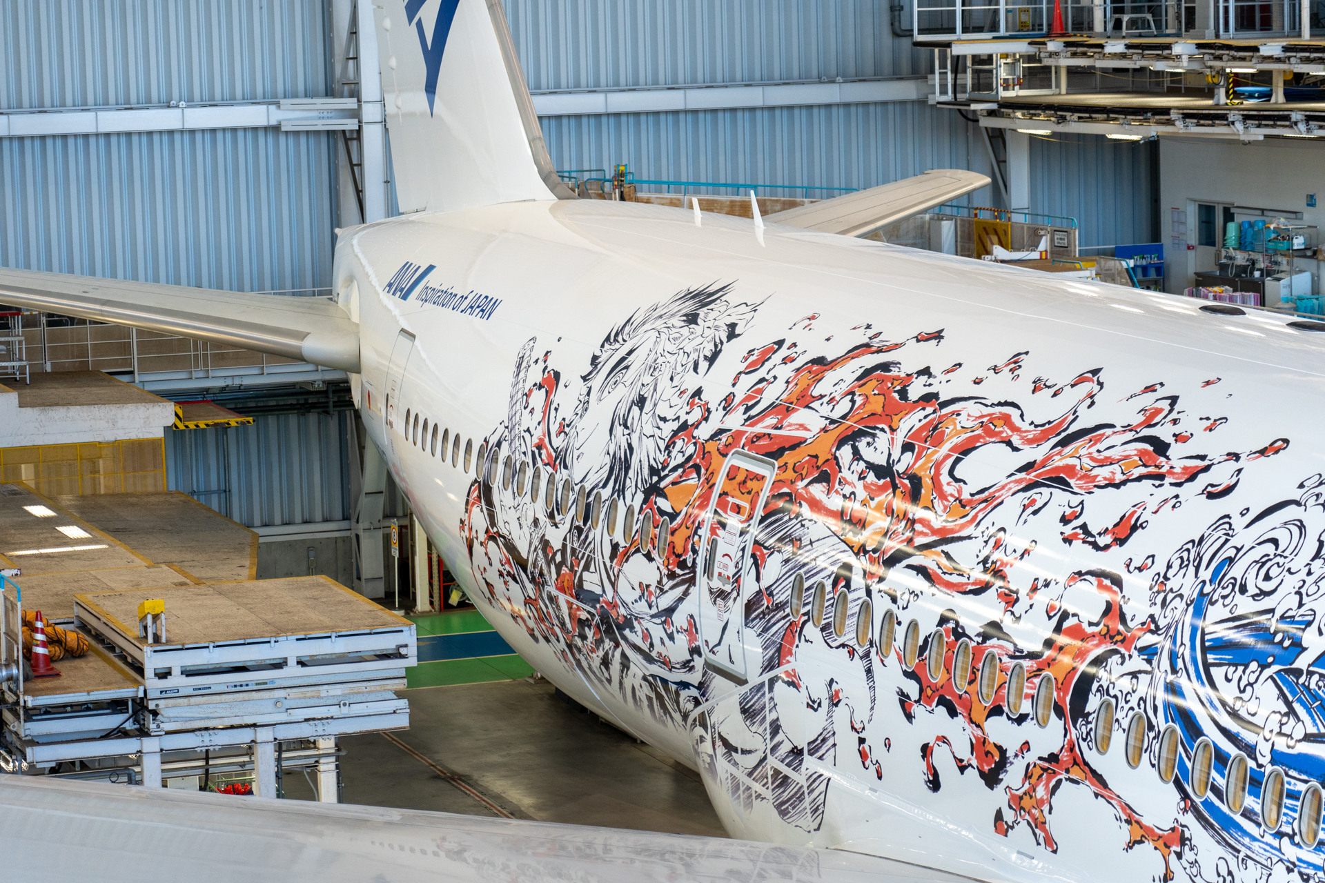 機体の左側には炭治郎と宇髄。右側は炭治郎と煉獄が描かれている