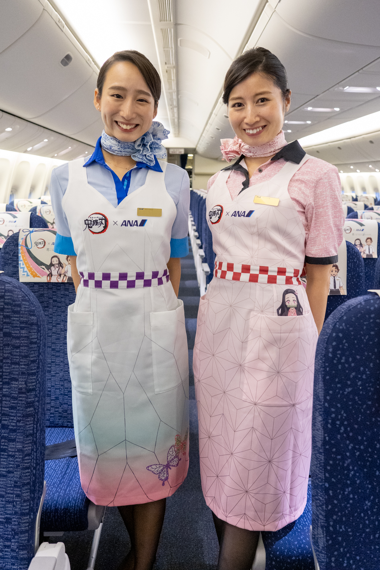 胡蝶しのぶをイメージした新デザインしたエプロン（左）。右は1・2号機で着用してきた麻の葉模様バージョンでポケットからのぞく禰豆子がポイント。3号機ではどちらも見られる可能性があるとのこと