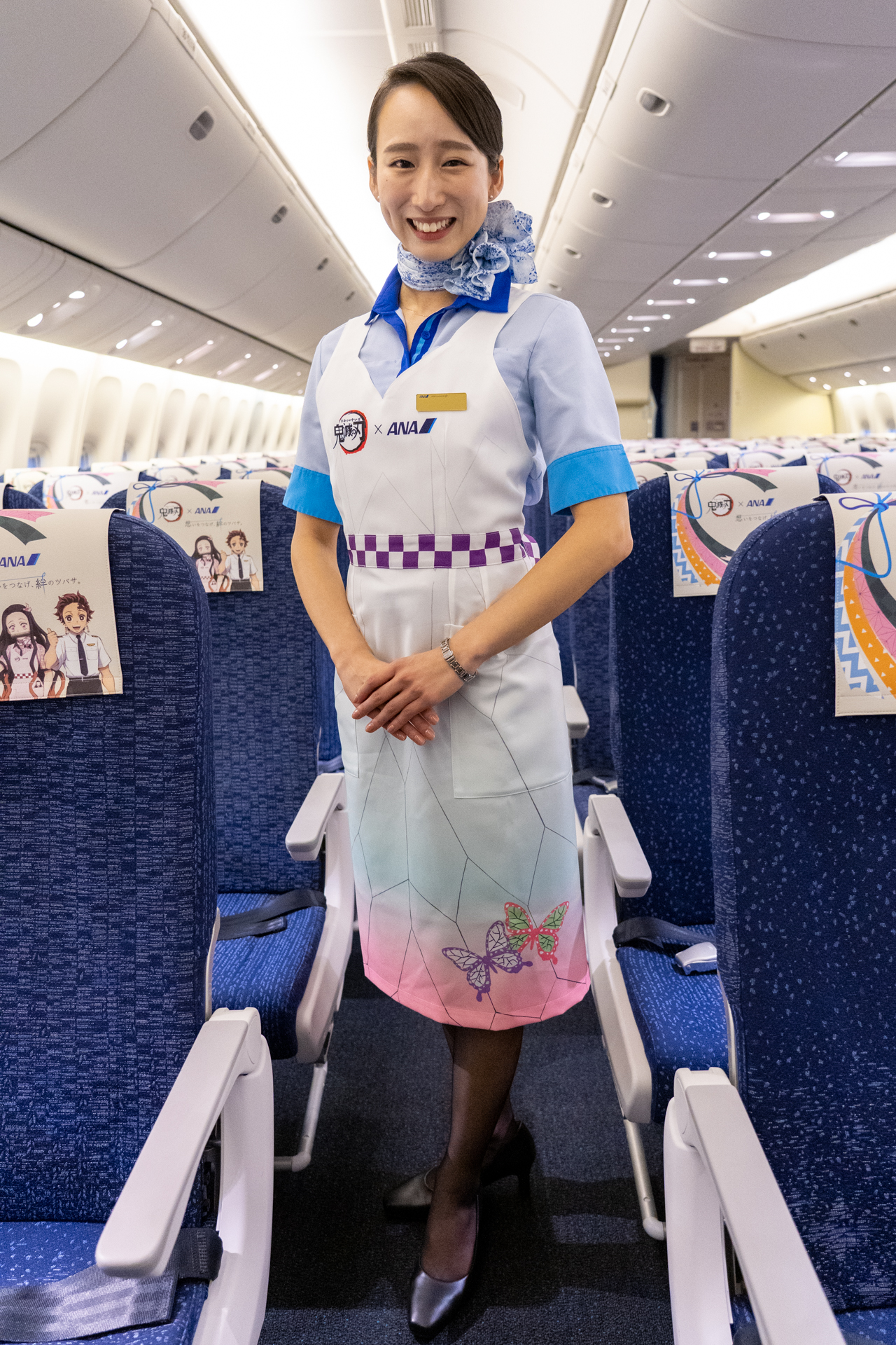 胡蝶しのぶをイメージした新デザインしたエプロン（左）。右は1・2号機で着用してきた麻の葉模様バージョンでポケットからのぞく禰豆子がポイント。3号機ではどちらも見られる可能性があるとのこと