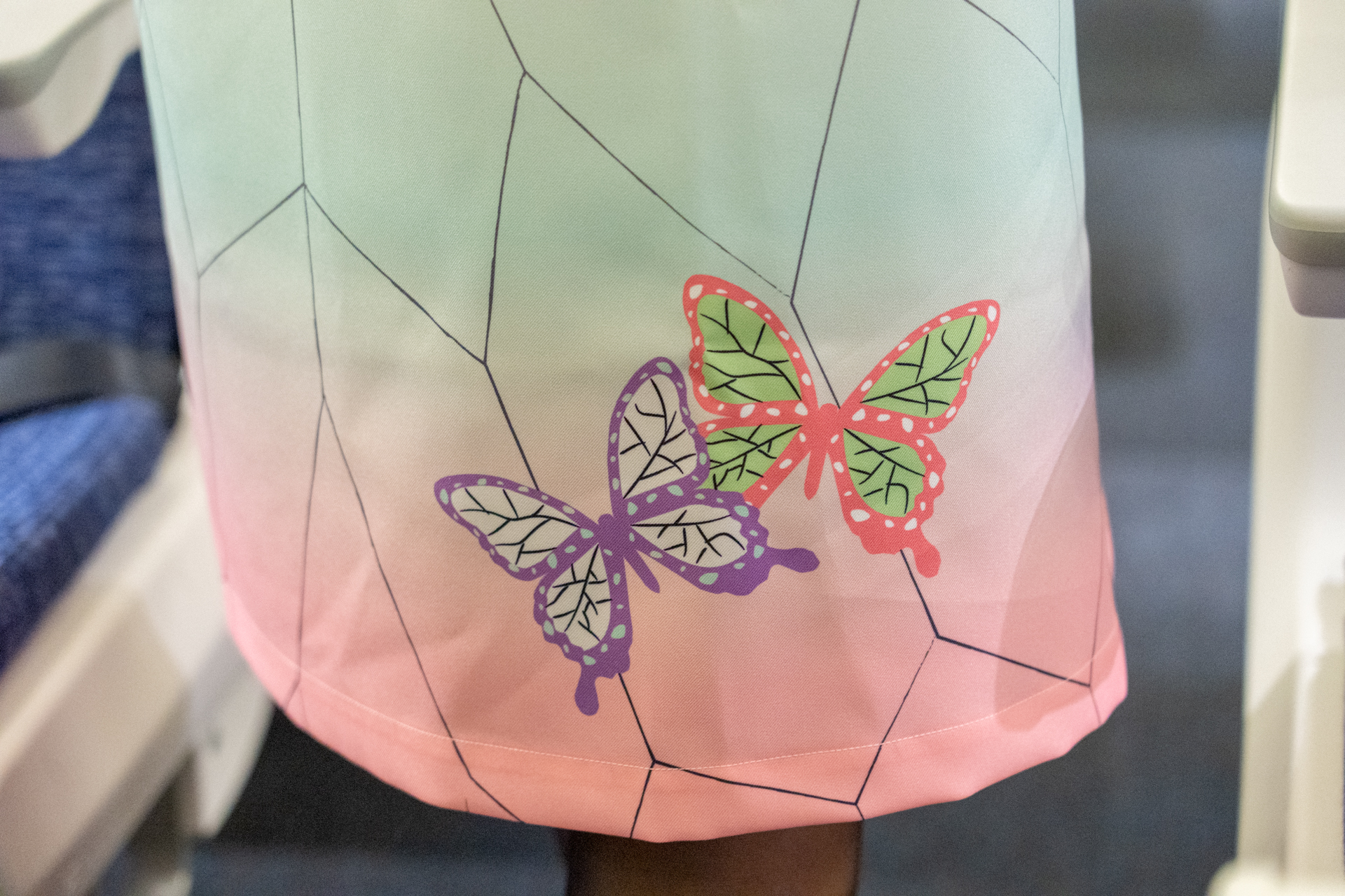 胡蝶しのぶをイメージした新デザインしたエプロン（左）。右は1・2号機で着用してきた麻の葉模様バージョンでポケットからのぞく禰豆子がポイント。3号機ではどちらも見られる可能性があるとのこと