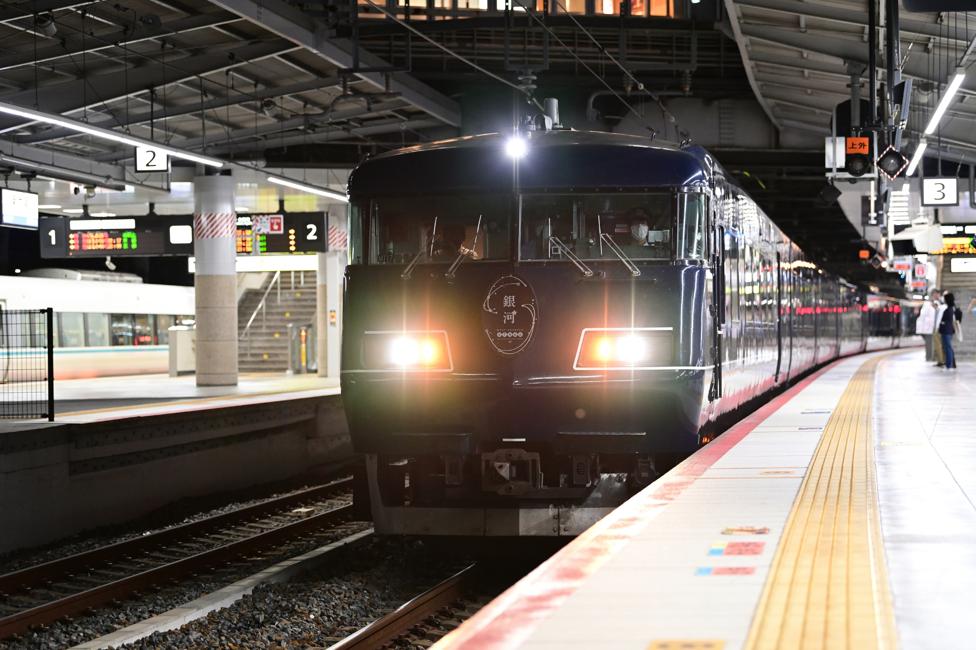 新大阪駅3番線ホームに入線する「WEST EXPRESS 銀河」