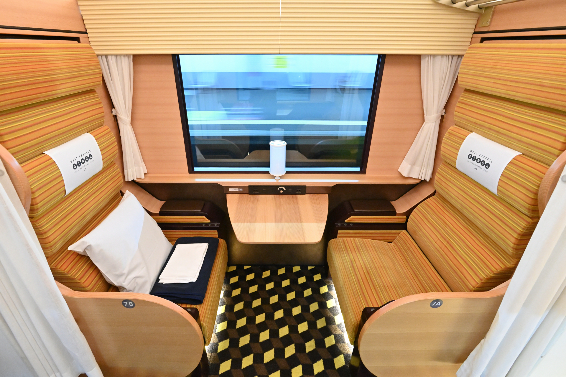 グリーン車指定席「ファーストシート」。昼行運行ではこのように向かい合わせ2名で利用する。夜行運行の場合はこの2席を1名で利用する