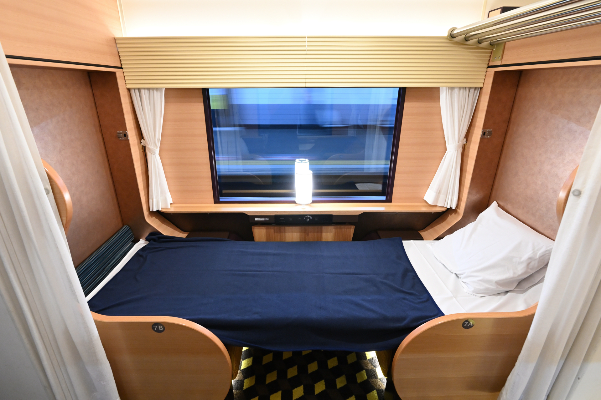 グリーン車指定席「ファーストシート」。昼行運行ではこのように向かい合わせ2名で利用する。夜行運行の場合はこの2席を1名で利用する