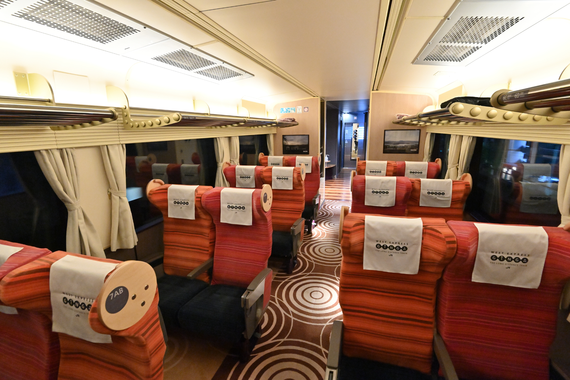 女性用普通指定席のリクライニングシート。ファブリックは暖色系で統一されている