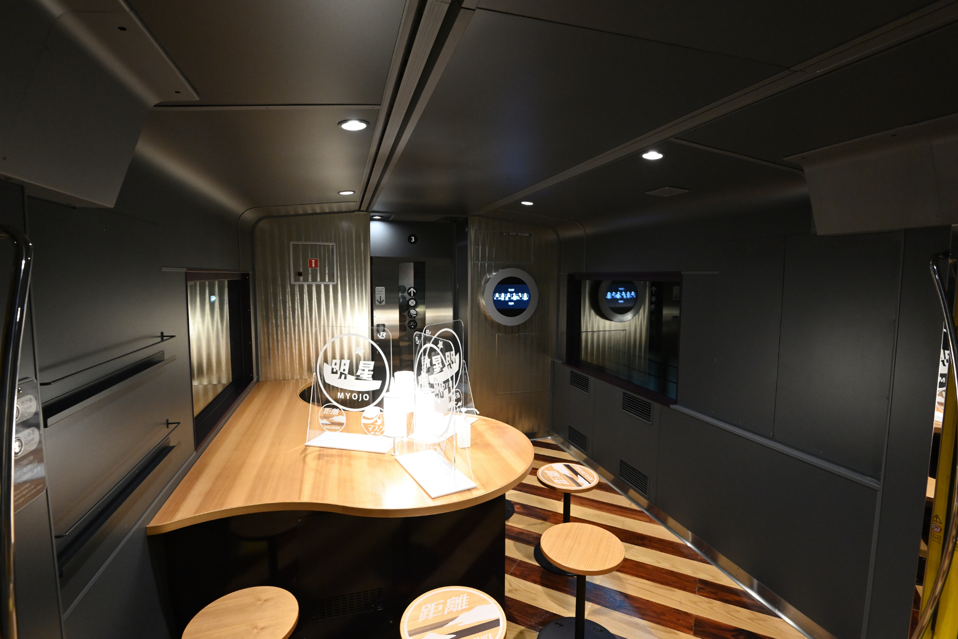 フリースペース「明星」。すこし暗めの照明で落ち着いた雰囲気