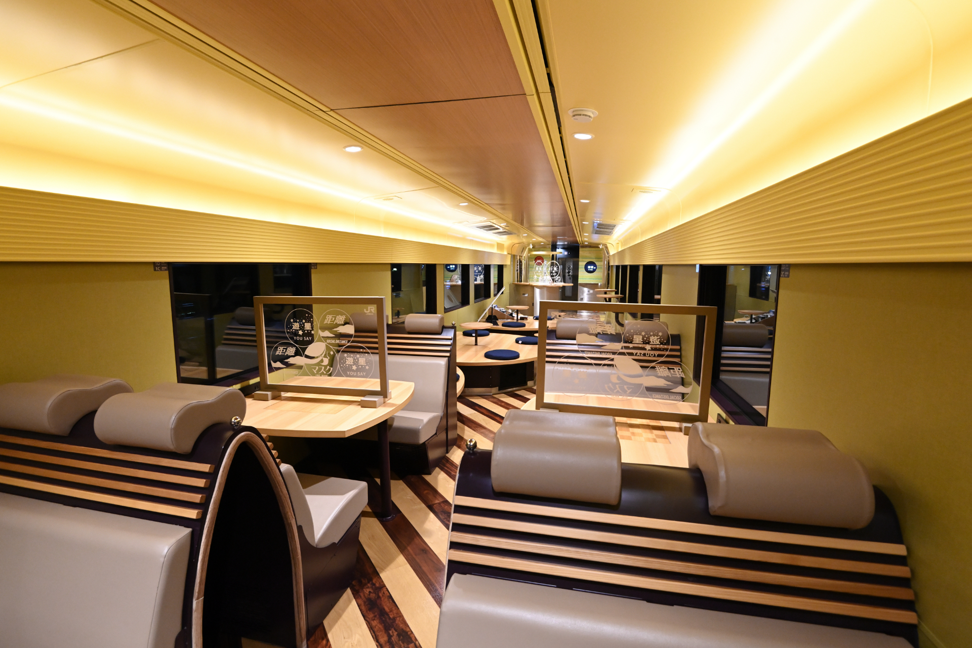 フリースペース「遊星」。消灯後もこの車両の照明は明るく保たれ、寝られない夜もここでなら仲間同士でおしゃべりも楽しめる